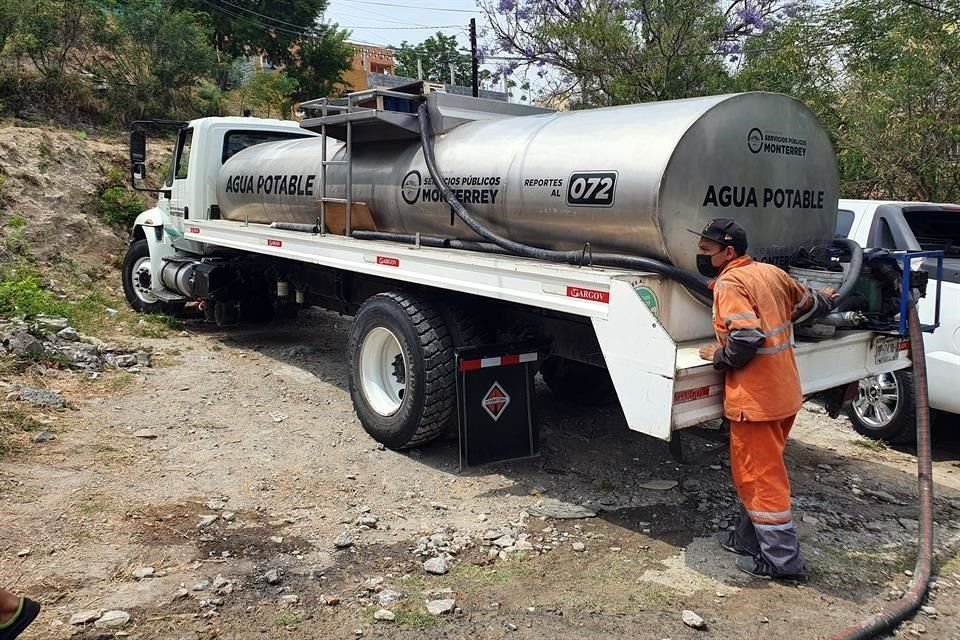 Alrededor de las 14:30 horas arribaron autoridades municipales al cruce de las calles Jalisco y Laguna de Guzmán para repartir el vital liquido.