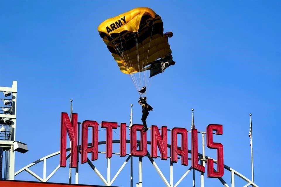 Paracidistas del Ejército de EU aterrizan en el estadio de los Nationals en  Washington D.C.