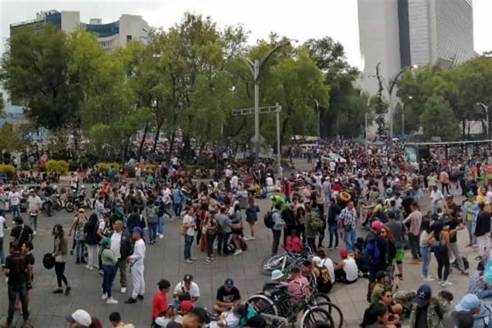 En el Día Mundial de la Mariguana, varias personas se concentraron afuera de sede del Senado para celebrar y cerraron carriles de Reforma.