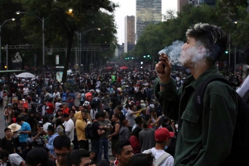 El aroma por el consumo de mariguana llegó hasta el Patio del Federalismo de la sede parlamentaria.