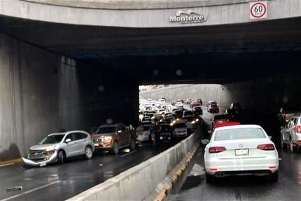 El percance fue reportado en el paso a desnivel de la Avenida Paseo de los Leones y Paseo de los Descubridores.