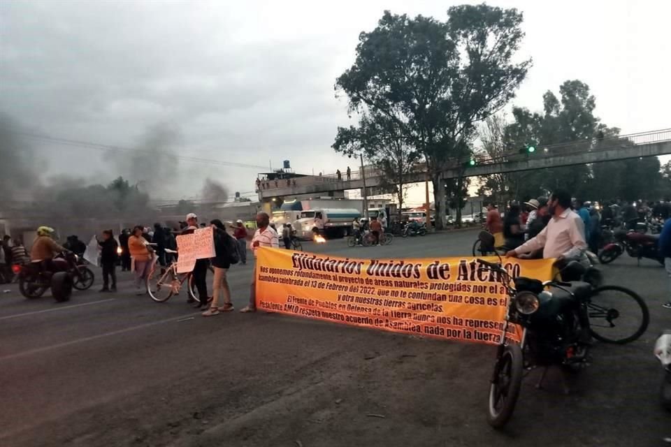 Un grupo de ejidatarios del municipio de Atenco bloqueó la carretera Lechería-Texcoco para exigir la devolución de 4 mil hectáreas de tierras.