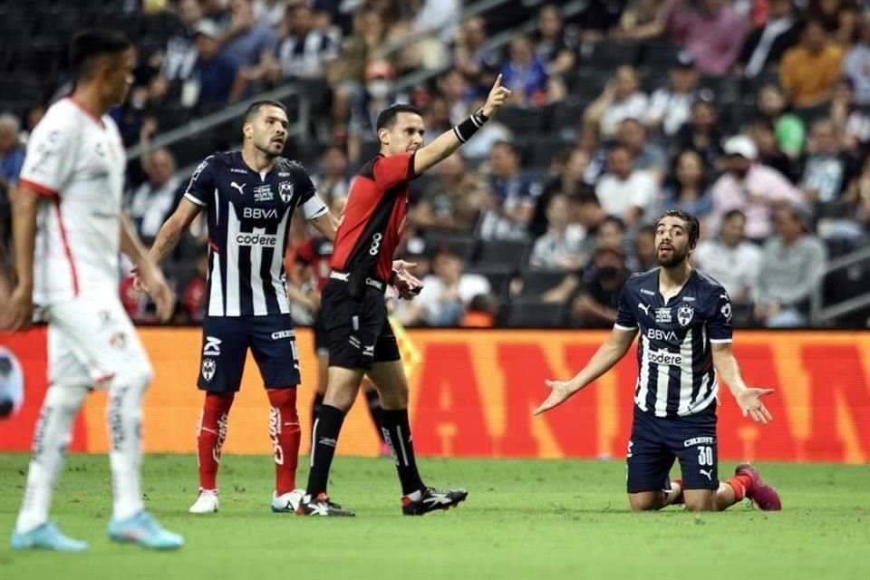 Rayados empató sin goles con Atlas, falló Maxi un penal y el equipo puso en riesgo la Liguilla directa. Checa las imágenes.