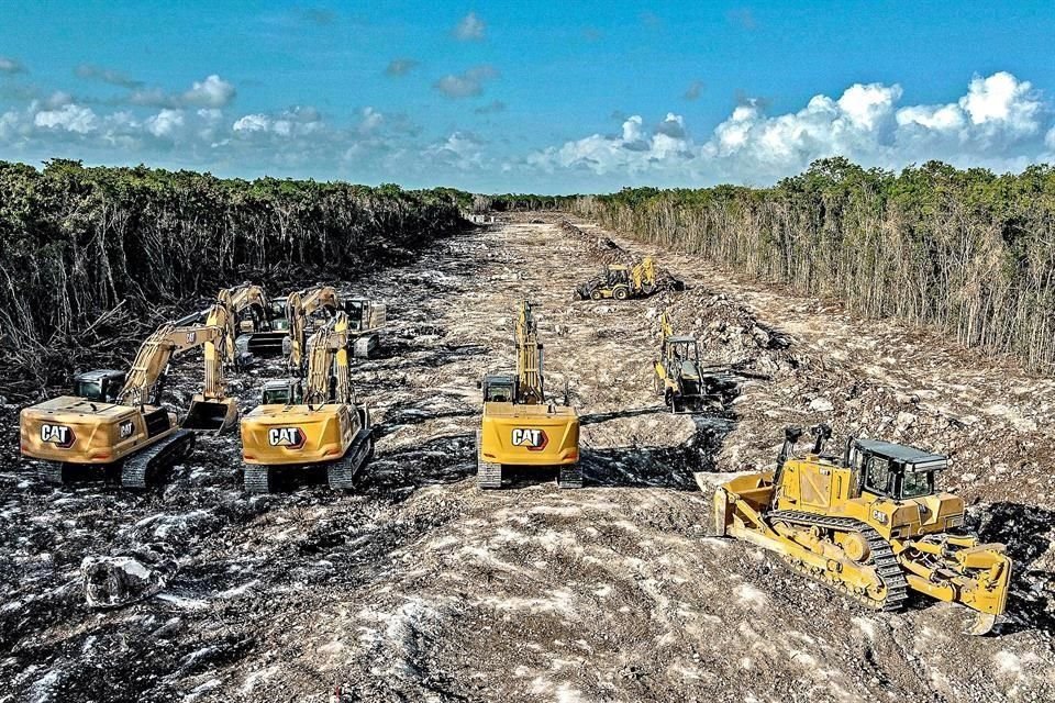 Un cenote de más de 60 metros de diámetro está debajo de ruta por donde se planean tender vías del Tren Maya en Tramo 5, donde siguen obras.