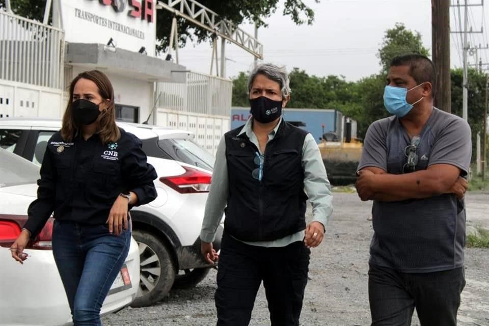 Karla Quintana (centro), titular de la Comisión Nacional de Búsqueda, dialogó con Mario Escobar, padre de Debanhi.