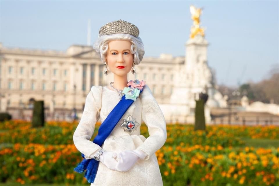 La casa de juguetes Mattel lanzó una muñeca Barbie en homenaje a la Reina más longeva de todo el mundo, Isabel II.