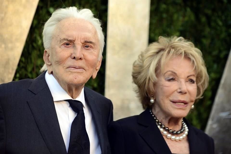 Muere Anne Douglas, la madrastra de Michael Douglas, a los 102 años.