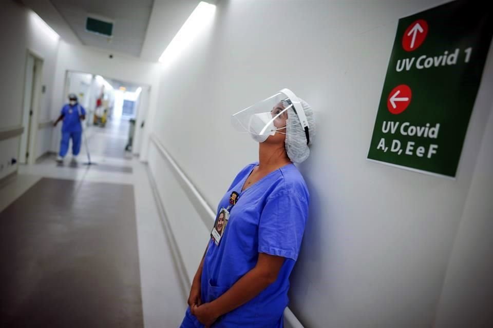 Una trabajadora de un hospital descansa en un hospital en Porto Alegre, Brasil.