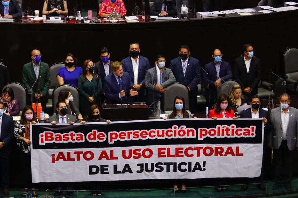 Los panistas arroparon a García Cabeza de Vaca. 