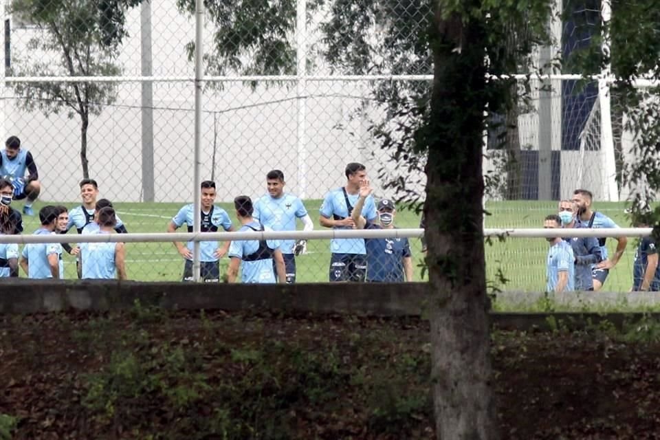 Javier Aguirre se percató de la presencia de CANCHA en el entrenamiento de este viernes y así saludó a la cámara.