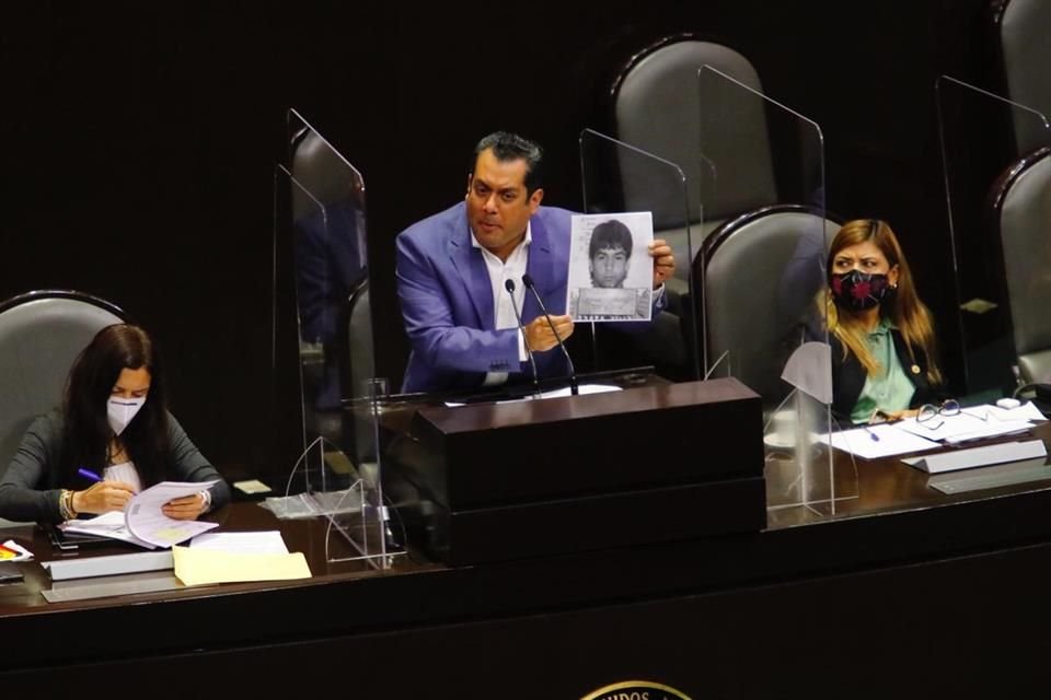 El diputado de Morena Sergio Carlos Gutierrez Luna, muestra una foto de Cabeza de Vaca, cuando era joven y según era busca por el FBI por robo de autos.