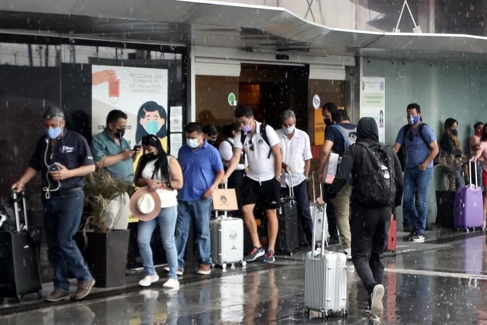 Así llegó el Mazatlán FC, entre la gente que buscaba resguardarse de la lluvia.