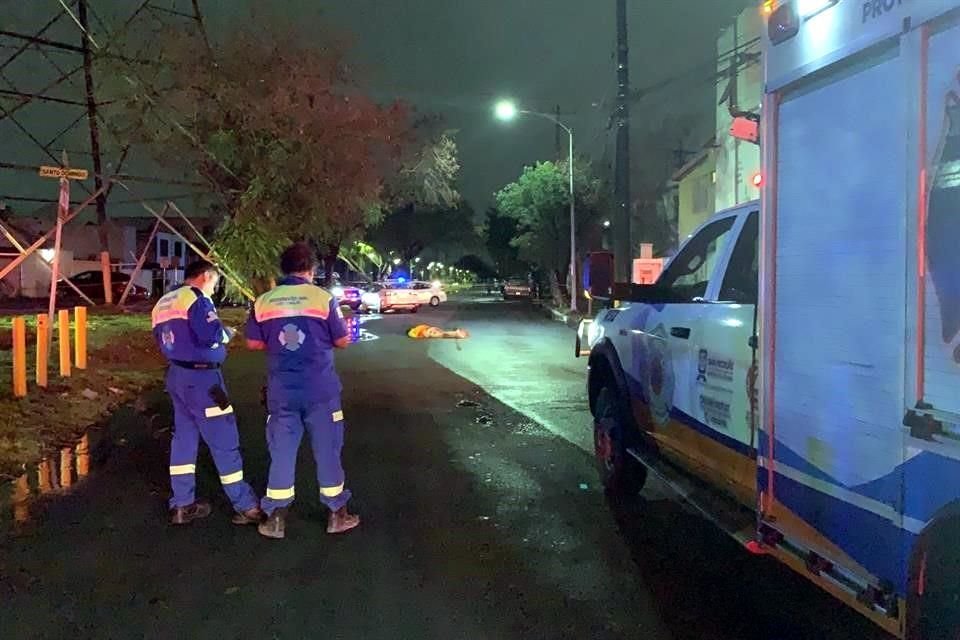 La agresión se reportó alrededor de las 23:10 horas en la Avenida Lázaro Cárdenas y Sendero Divisorio, en la Colonia Casa Bella.