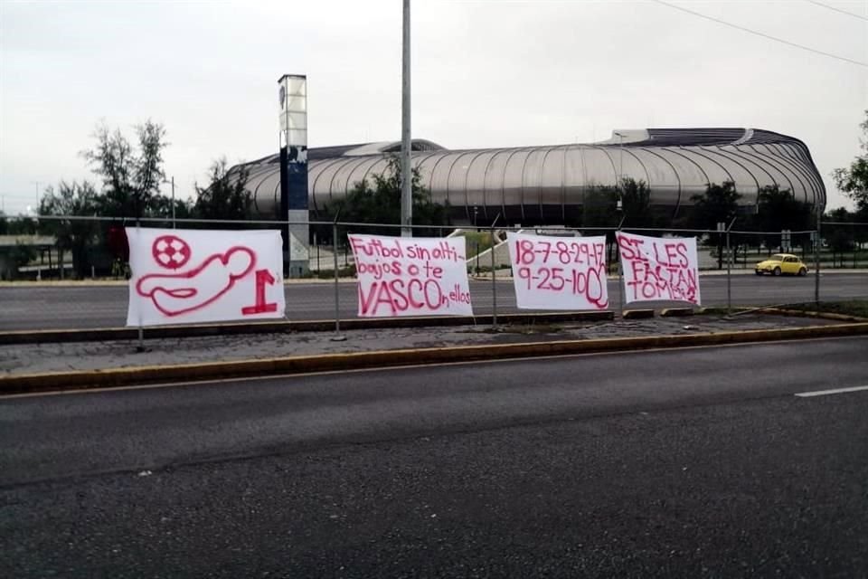 Las mantas fueron colocadas en la reja que divide la Avenida Pablo Livas.