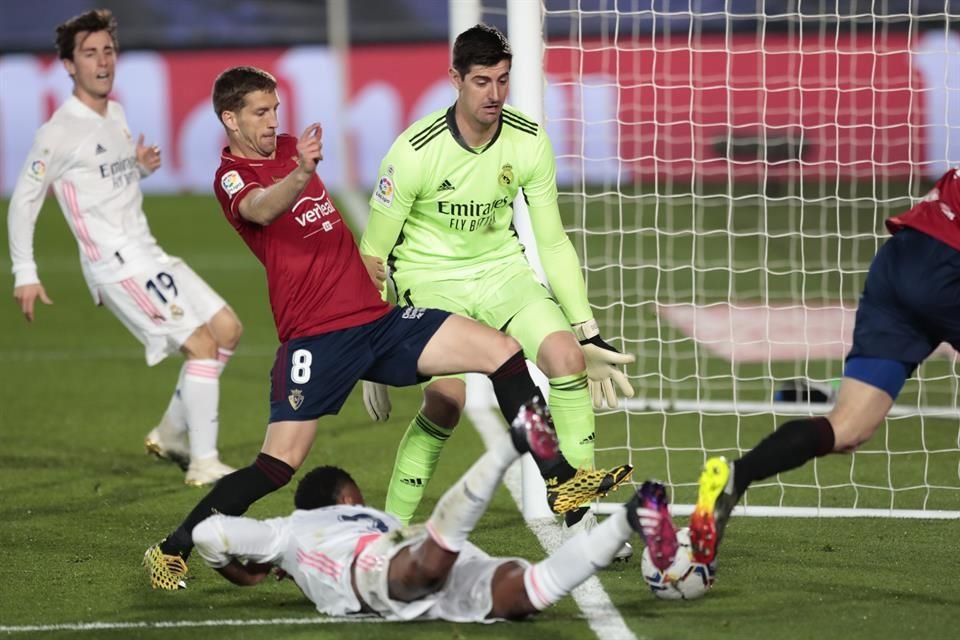 Courtois tuvo trabajo, pero supo resolverlo.