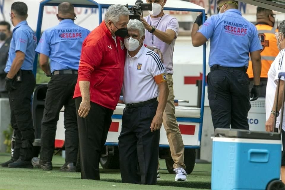 Víctor Manuel Vucetich (izq.) y Ricardo Ferretti se dieron un efusivo abrazo antes del partido.