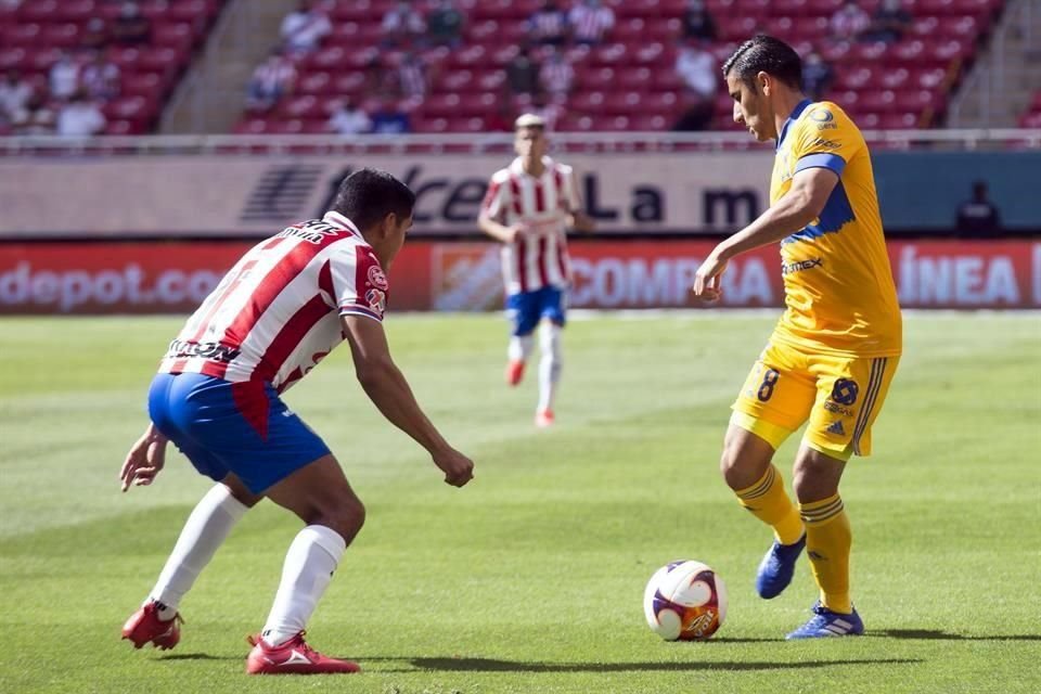 Aldo Cruz (izq.) jugó su quinto partido como titular.