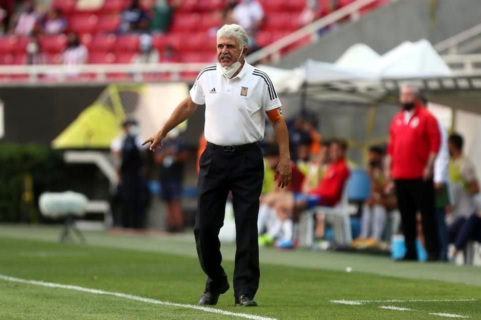 Ricardo Ferretti estuvo muy activo en su banquillo.