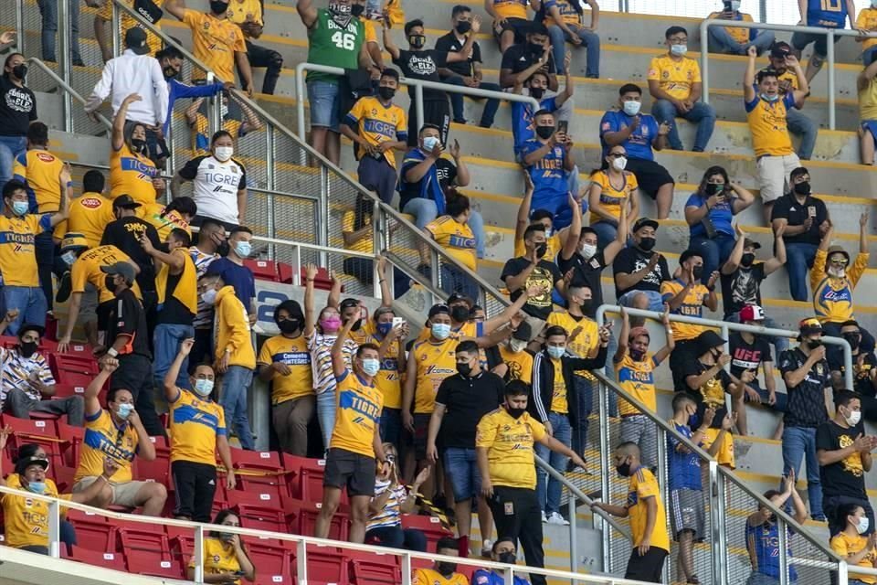 Docenas de seguidores felinos fueron vistos en el Estadio Akron.