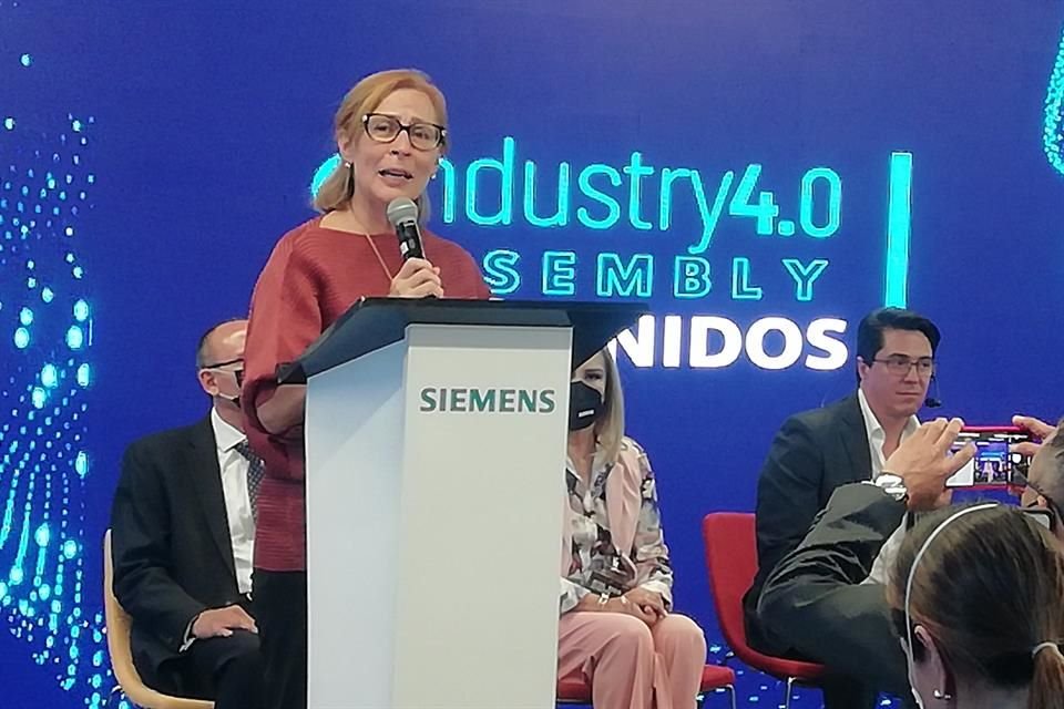 Tatiana Clouthier, Secretaria de Economía.