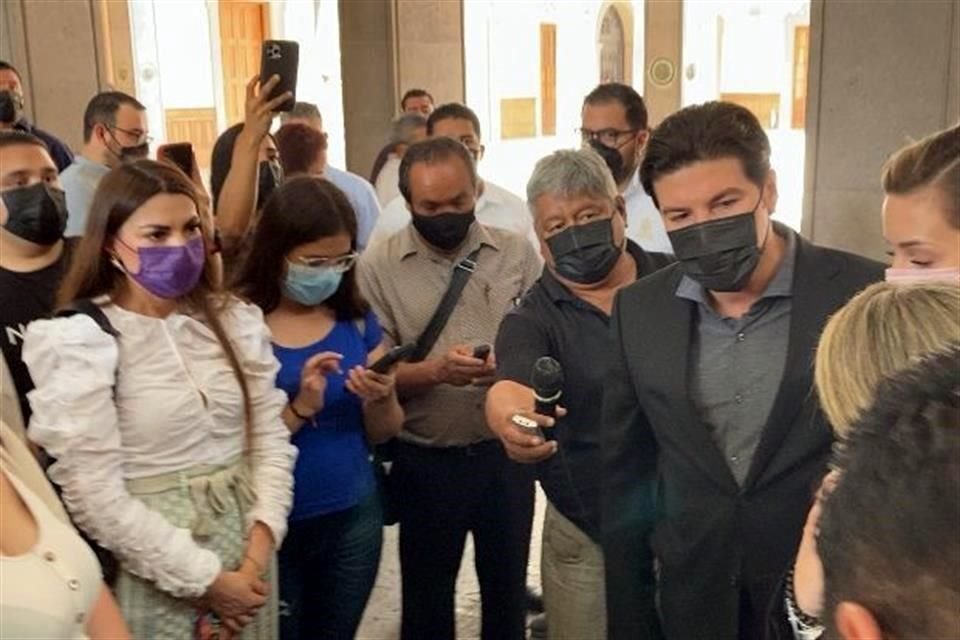 Minutos después, el Gobernador Samuel García invitó a las colectivas a participar en una reunión privada en su oficina.