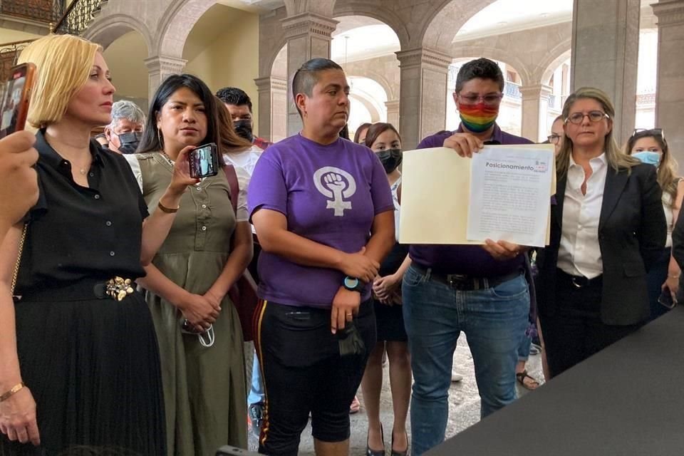 En las manifestaciones de mujeres, dijo, debe haber policías mujeres.