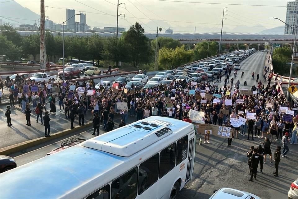 Miles de personas protestan y demandan justicia por las desaparecidas en Nuevo León.