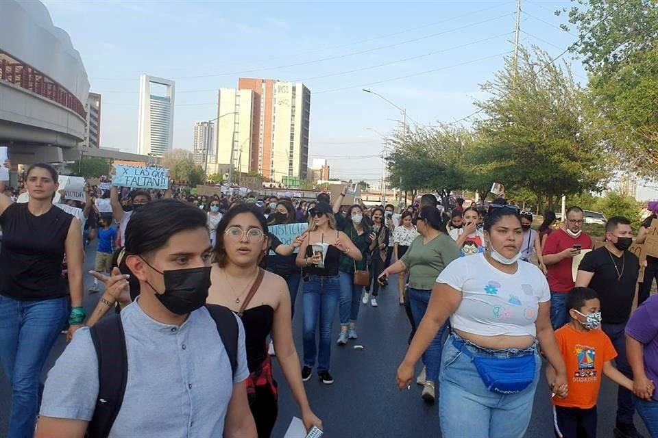 Miles de personas protestan y demandan justicia por las desaparecidas en Nuevo León.