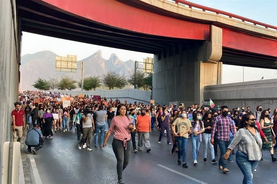 Miles de personas protestan y demandan justicia por las desaparecidas en Nuevo León.