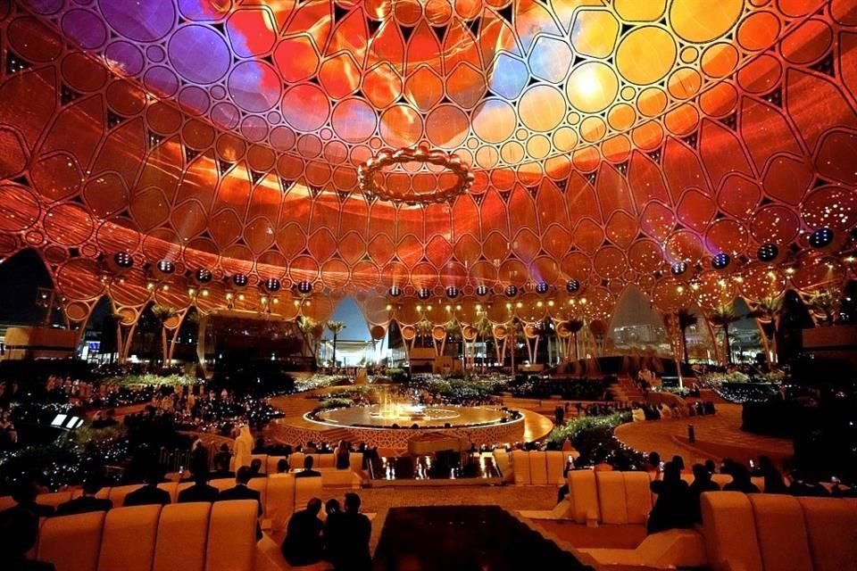Las 42 'turbinas' fueron colocadas alrededor del domo de Expo Dubai para proyectar video mapping.