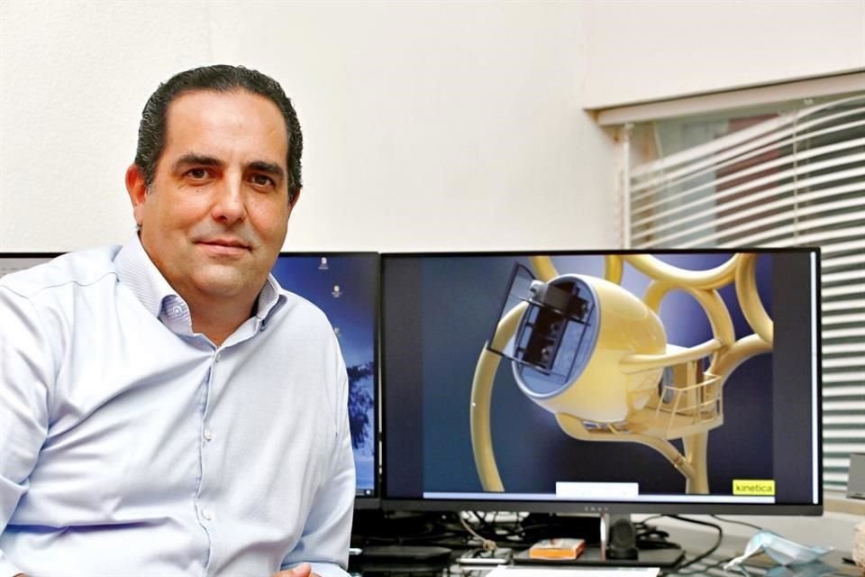 Luis Gabriel Orozco Padilla, fundador de Kinetica, muestra una de las 'turbinas' que diseñaron y fabricaron para el domo de Expo Dubai.