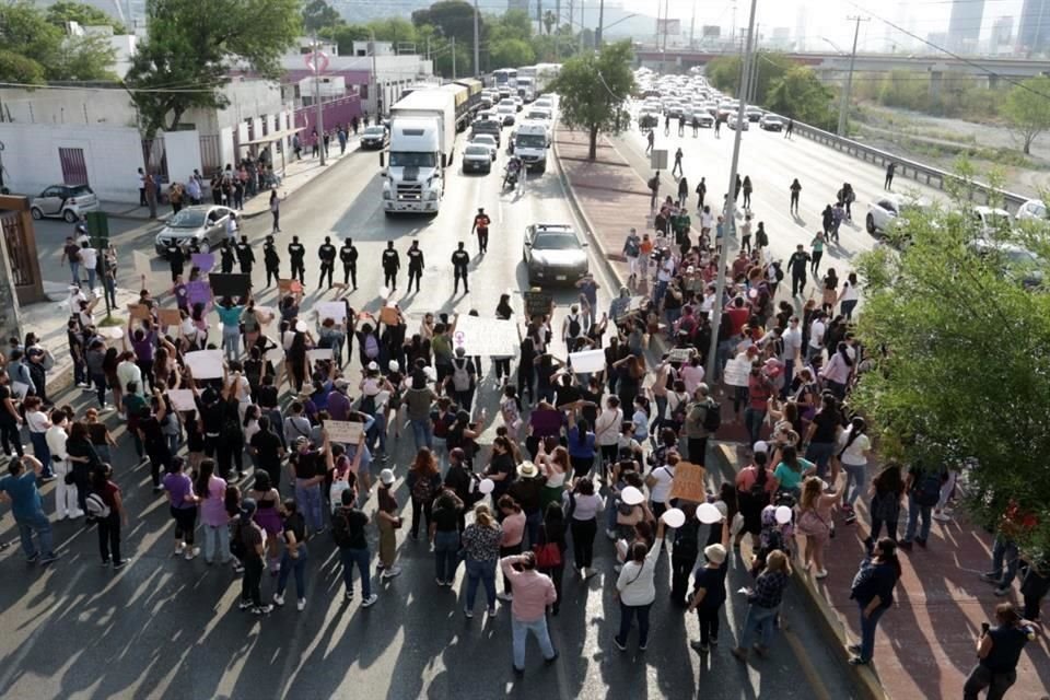 Colectivos marcharon ayer por las avenidas Morones Prieto y Constitución para exigir que se esclarezca la muerte de Debanhi.