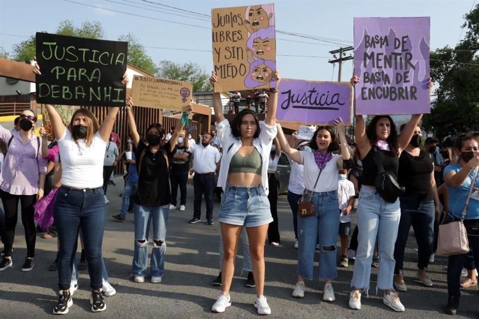 Miles de personas protestan y demandan justicia por las desaparecidas en Nuevo León.