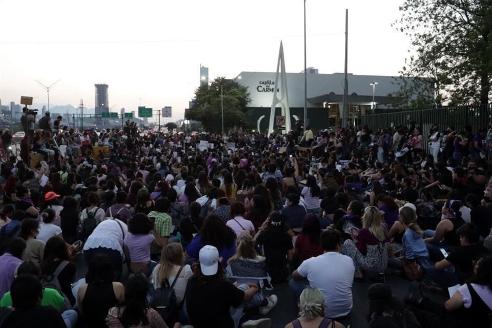 Miles de personas protestan y demandan justicia por las desaparecidas en Nuevo León.