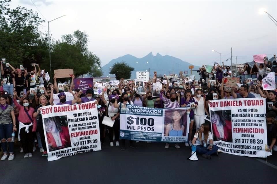 Miles de personas protestan y demandan justicia por las desaparecidas en Nuevo León.