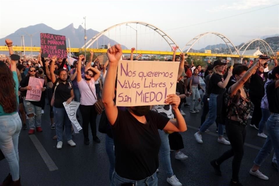 Miles de personas protestan y demandan justicia por las desaparecidas en Nuevo León.