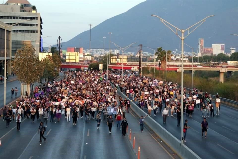 Miles de personas protestan y demandan justicia por las desaparecidas en Nuevo León.