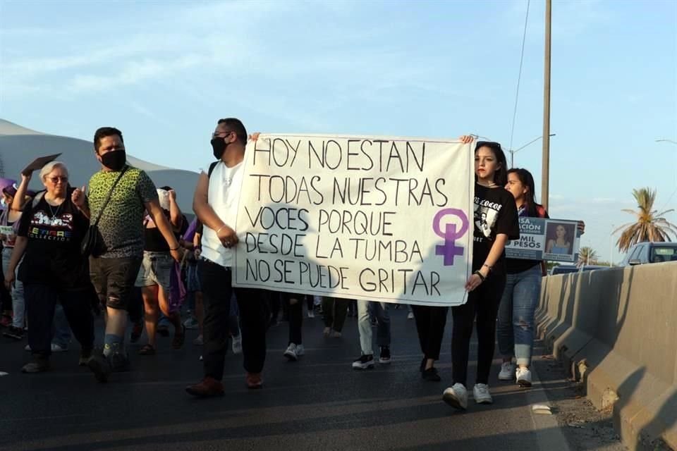 Miles de personas protestan y demandan justicia por las desaparecidas en Nuevo León.