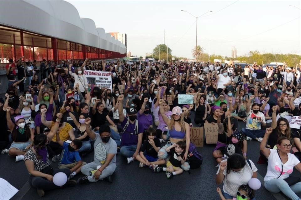 Miles de personas protestan y demandan justicia por las desaparecidas en Nuevo León.