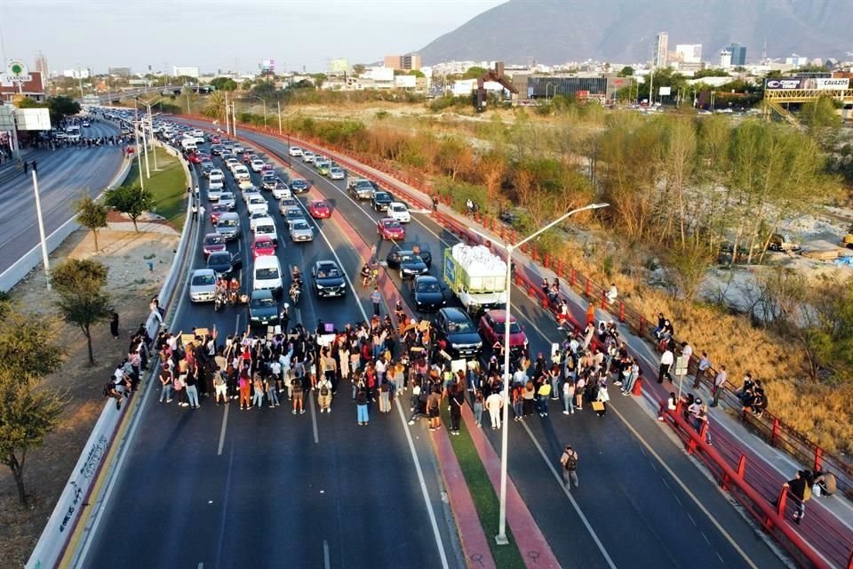 Miles de personas protestan y demandan justicia por las desaparecidas en Nuevo León.