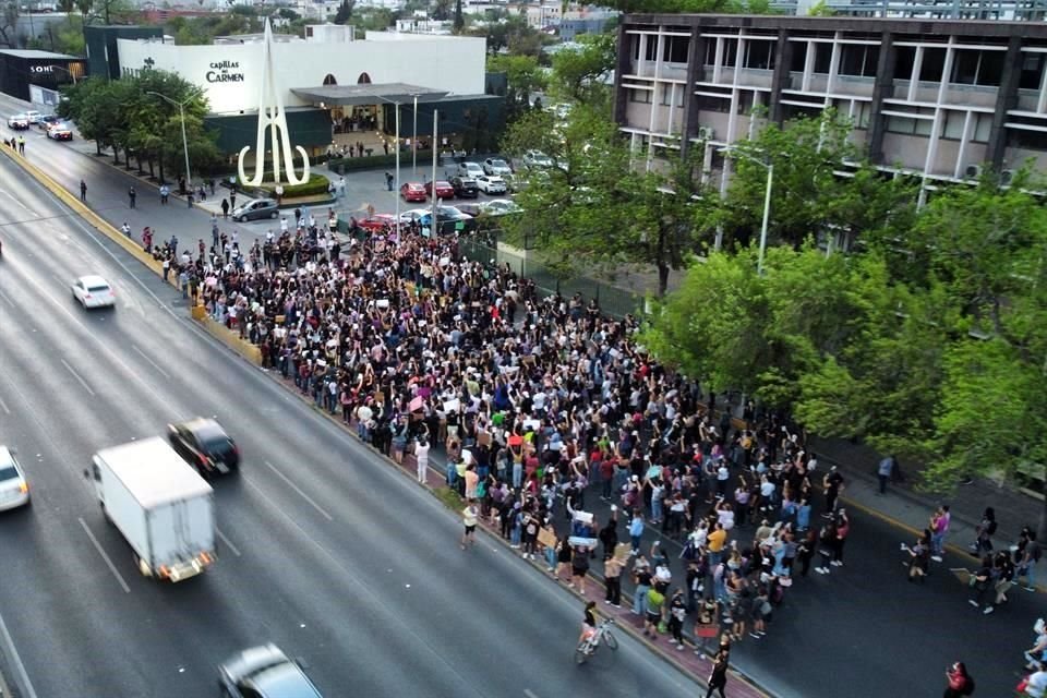 Miles de personas protestan y demandan justicia por las desaparecidas en Nuevo León.