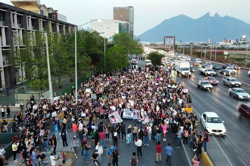 Miles de personas protestan y demandan justicia por las desaparecidas en Nuevo León.