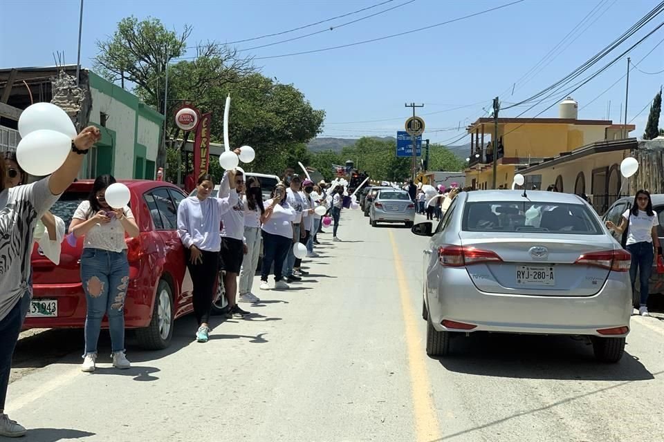 Los restos de Debanhi Escobar, de 18 años, son trasladados a Galeana y despedidos por vecinos y familiares.