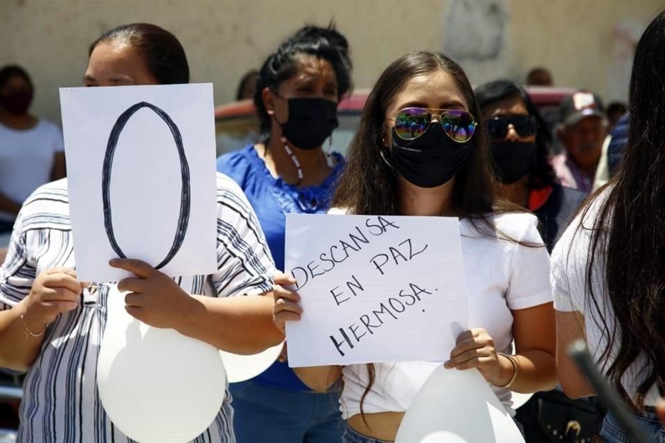 Los restos de Debanhi Escobar, de 18 años, son trasladados a Galeana y despedidos por vecinos y familiares.