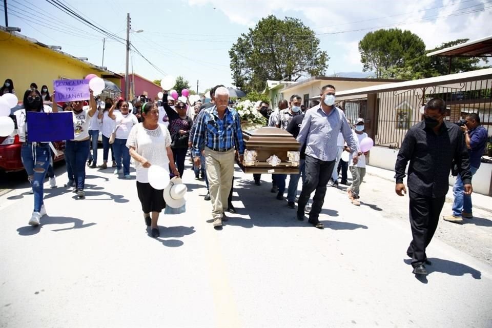 Los restos de Debanhi Escobar, de 18 años, son trasladados a Galeana y despedidos por vecinos y familiares.