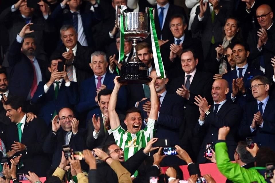 Joaquín levantó la Copa del Rey.