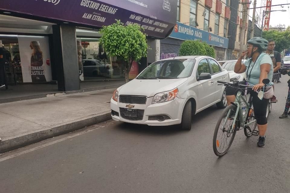 Ciclistas exhortaron a los automovilistas a retirar sus vehículos estacionados sobre la ciclovía de División del Norte.