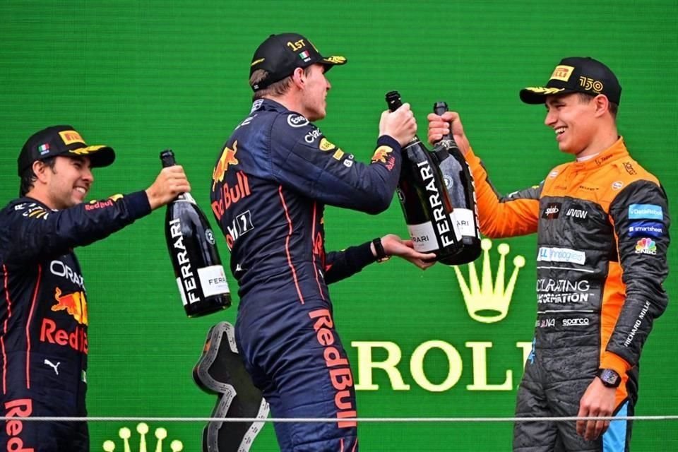 Sergio Pérez (izq. ) y Max Verstappen (centro) hicieron el 1-2 para Red Bull en el circuito de Imola.