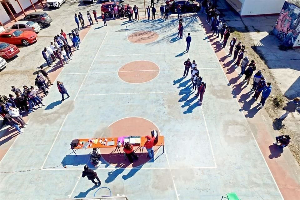 En la secundaria 6 Centenario de la Constitución, los maestros organizan actividades al aire libre para promover la agilidad mental y física de los estudiantes.