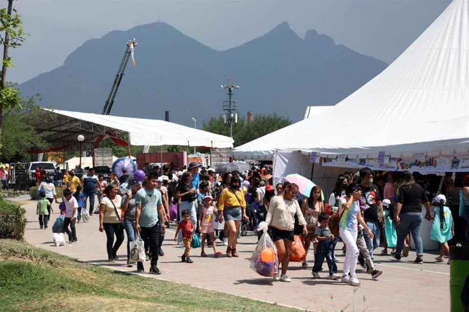 Empresas y dependencias del Gobierno estatal instalaron módulos con atracciones para los niños.